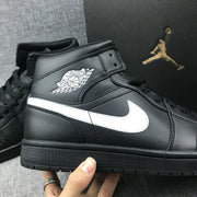 Jordan Air Jordan 1 Mid Black White 554724-049 Sneakers