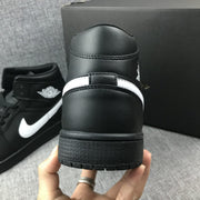 Jordan Air Jordan 1 Mid Black White 554724-049 Sneakers