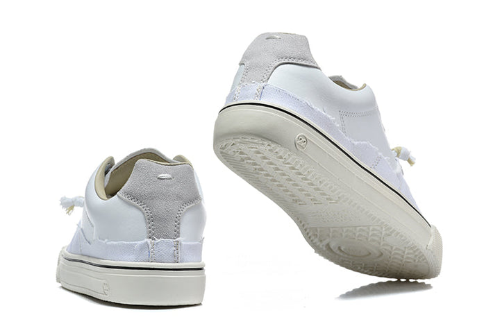 Low-Top White Canvas Sneakers with Contrast Laces